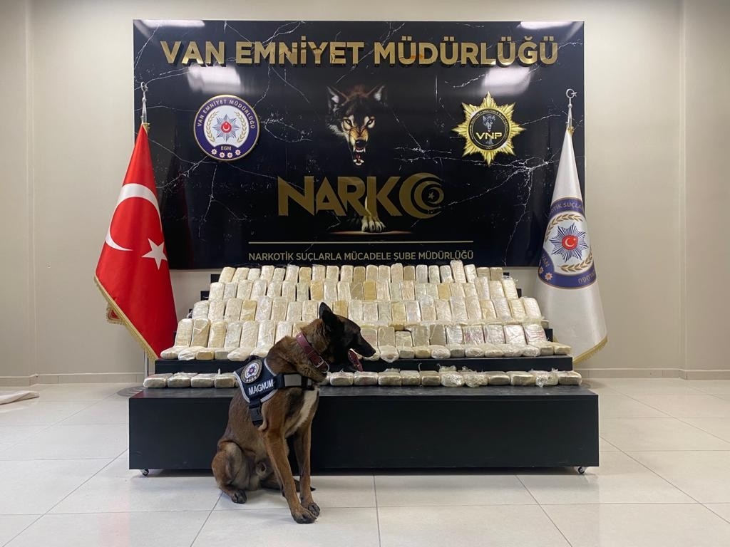 ’Magnum’ ilk icraatında 104 kilo eroin yakaladı