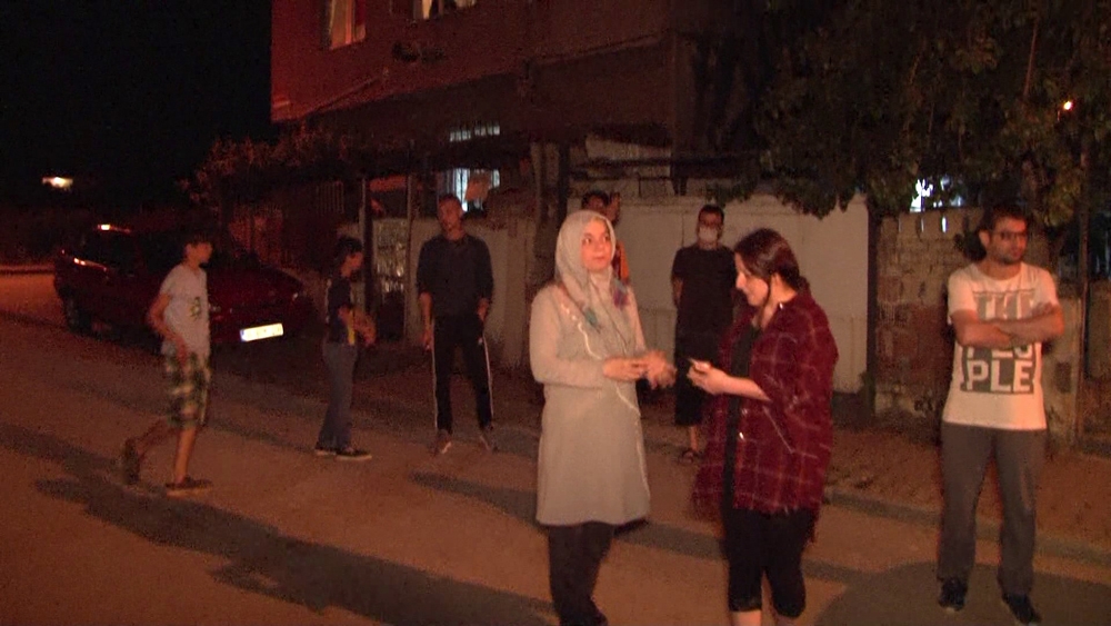 Mahalleli üç gündür küreklerle hırsız nöbetinde