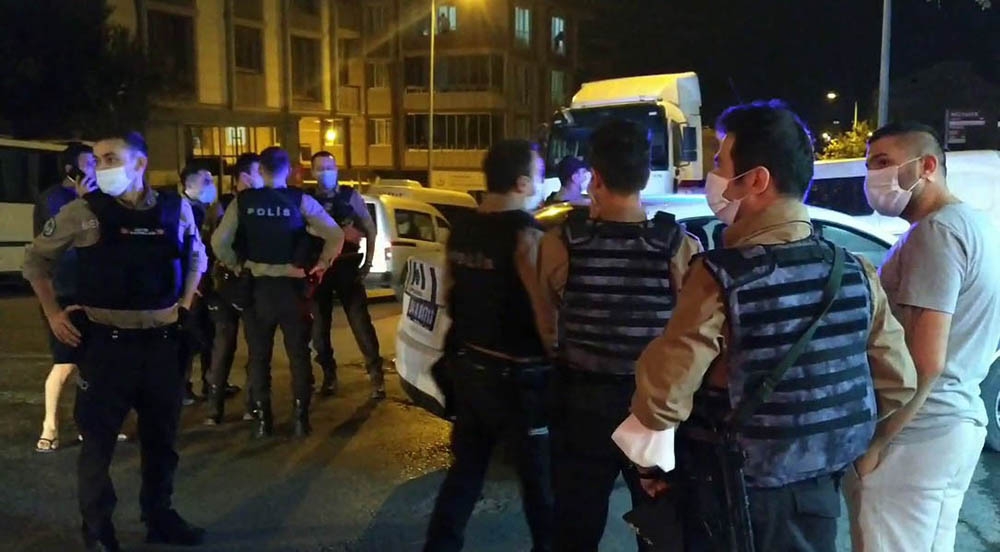 Mahalllede kavga çıktı, sokak savaş alanına döndü