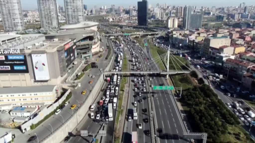 Mahmutbey Gişelerinde tatil trafiği havadan görüntülendi