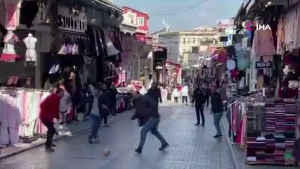 Mahmutpaşa esnafı korona virüs uyarılarını dikkate almadı, top oynadı