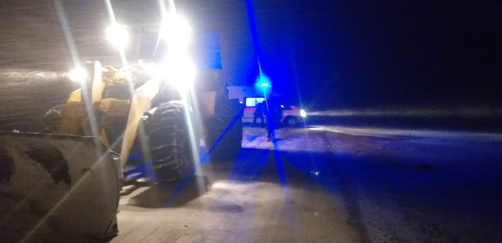 Mahsur Kalan Ambulansın İmdadına İş Makinesi Yetişti