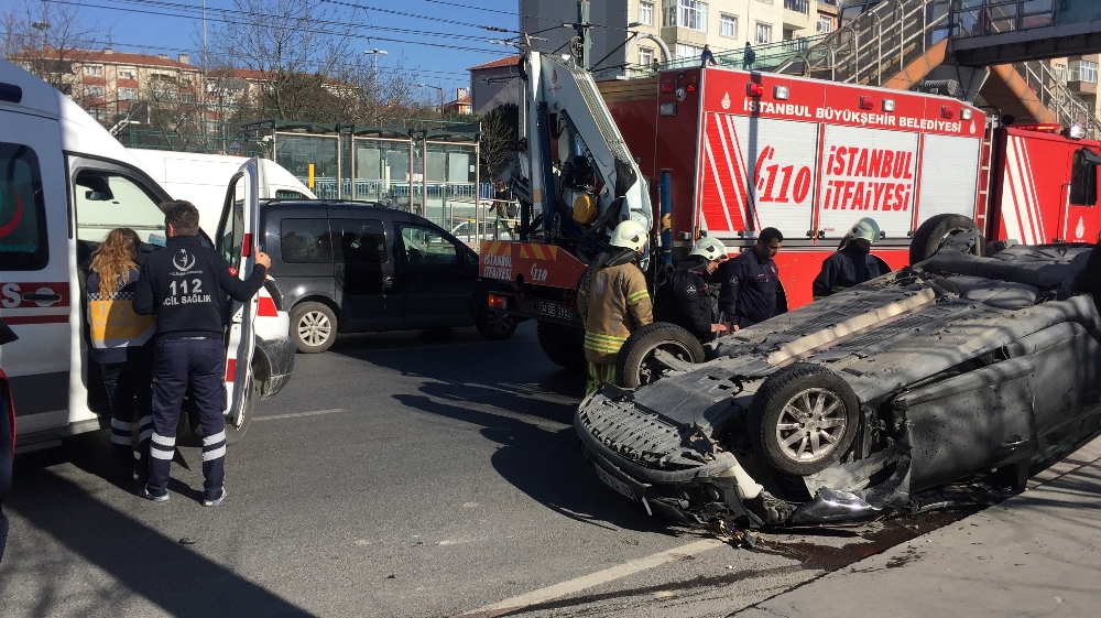 Makas atan sürücü araçlara çarpıp takla attı