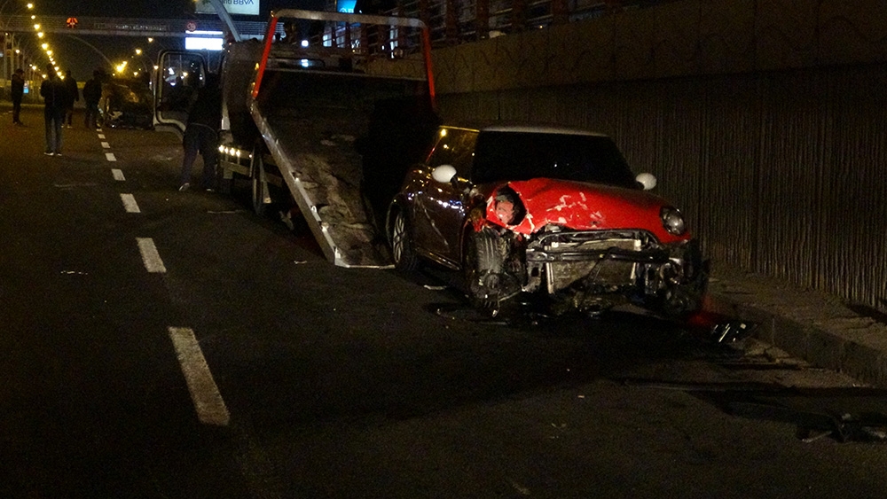 Makas attı trafiği birbirine kattı: 3’ü ağır 9 yaralı