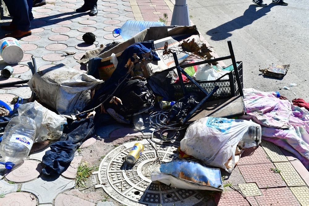 Malatya’da çöp evden 8 kamyon çöp çıkarıldı