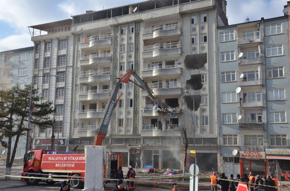 Malatya’da hasarlı binalar yıkılıyor