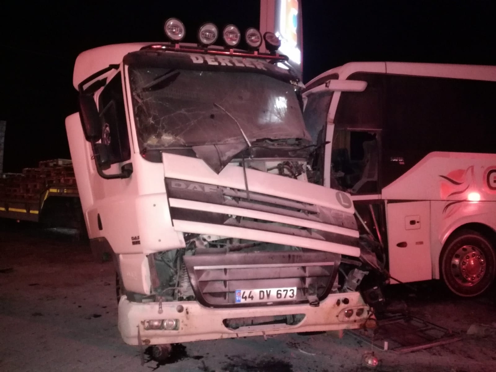 Malatyada Yolcu Otobüsü İle Kamyonet Çarpıştı: 2 Yaralı