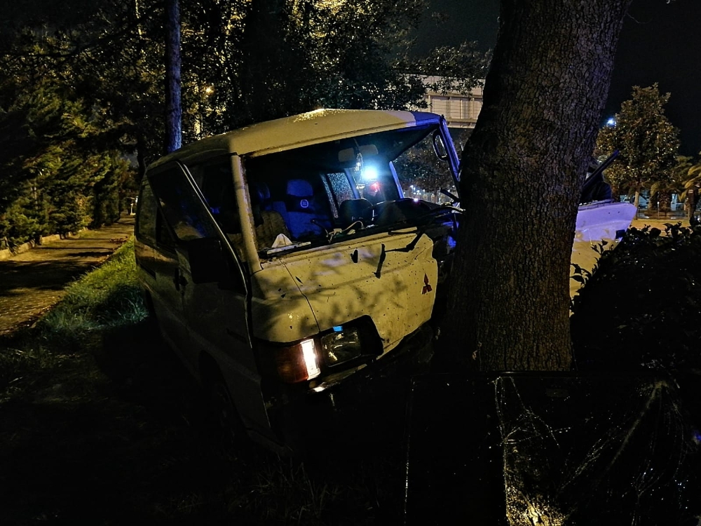 Maltepe sahil yolunda ağaca çarpan sürücü araç içinde sıkıştı