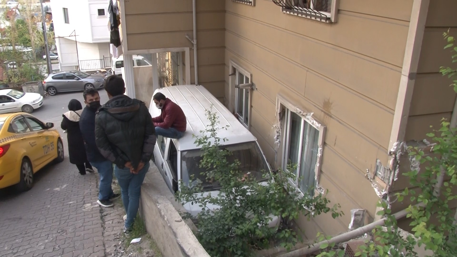 Maltepe’de freni tutmayan minibüs apartman bahçesine uçtu