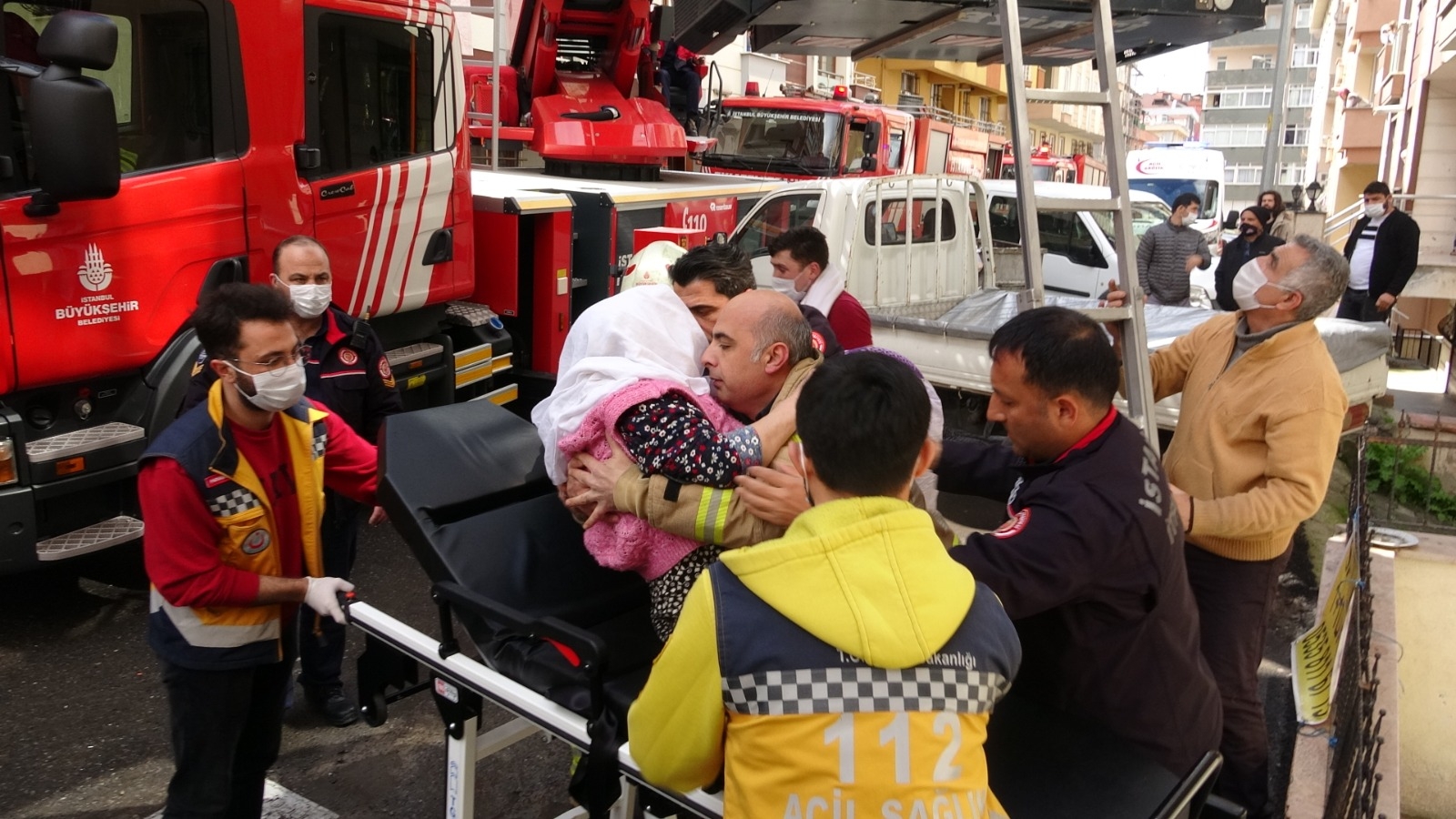 Maltepe’de korku dolu anlar, yangında mahsur kalanları itfaiye kurtardı