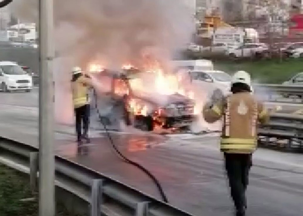 Maltepe’de lüks cip böyle alevlere teslim oldu