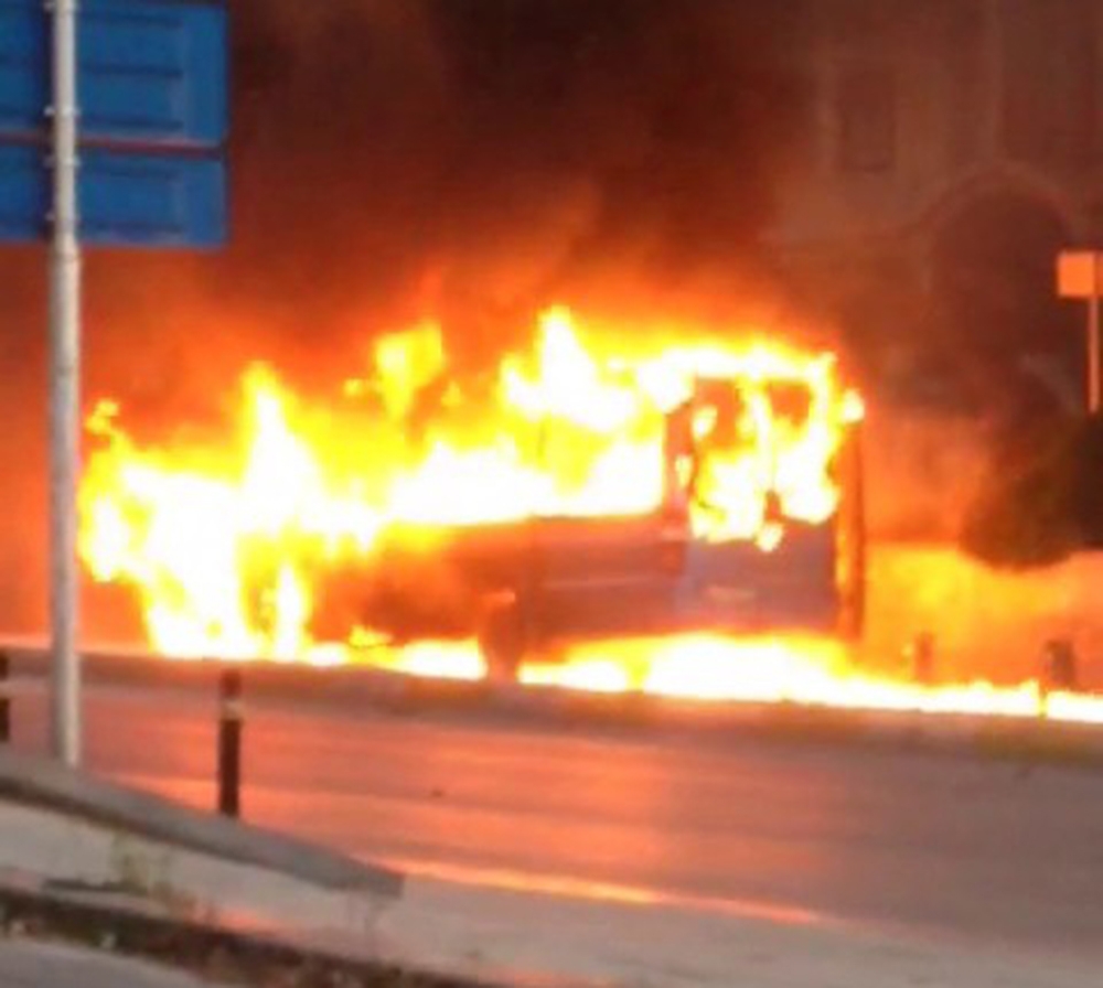 Maltepe’de minibüs alev alev yandı, faciadan dönüldü