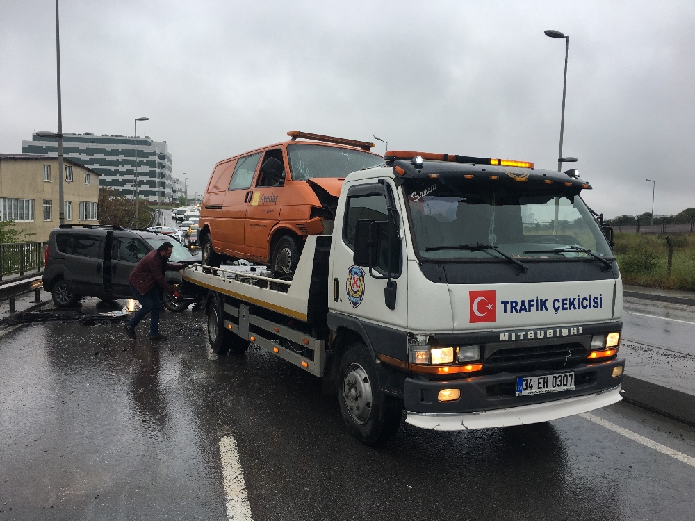 Maltepe’de minibüsle otomobil kafa kafaya çarpıştı: 2 yaralı