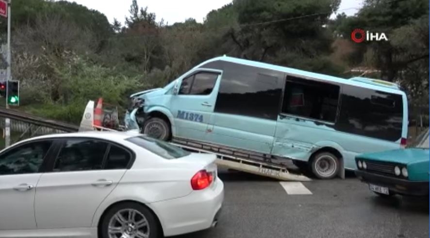 Maltepe’de önüne yaya fırlayan araç sürücüsü, direksiyonu kırınca minibüse çarptı