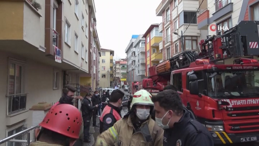 Maltepe’de yangında içeride mahsur kalan adamı itfaiye kurtardı