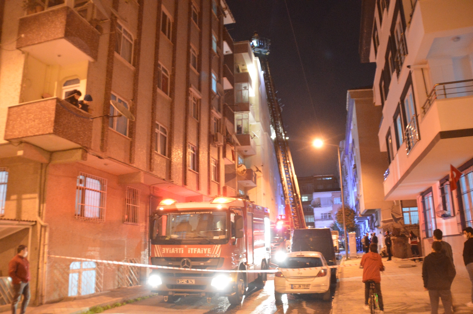Mangal keyfi kötü bitti. Çatı katında çıkan yangın geceyi aydınlattı