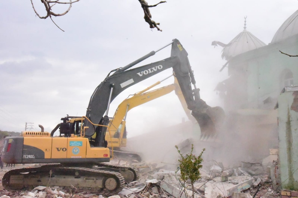 Manisa’da depremde hasar gören binaların yıkımı sürüyor