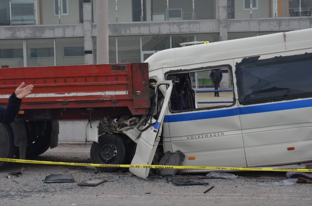 Manisa’da feci kaza: 2 ölü, 8 yaralı