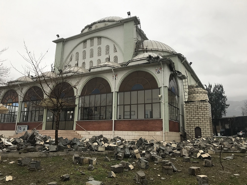 Manisa’da fırtına cami minaresini devirdi
