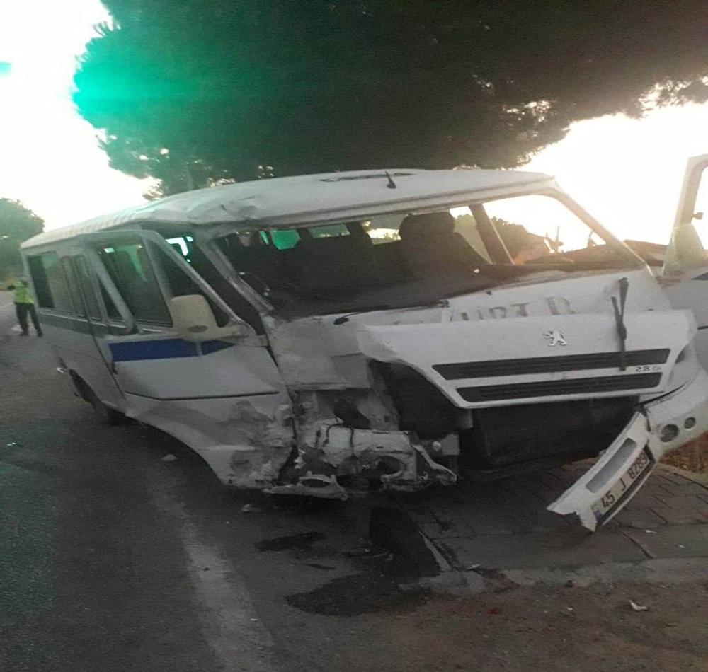 Manisa’da işçi servisleri çarpıştı: 12 yaralı