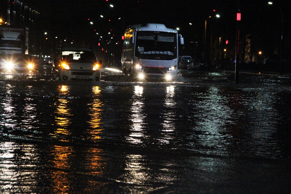 Manisa’da sağanak yağış cadde ve sokakları göle çevirdi
