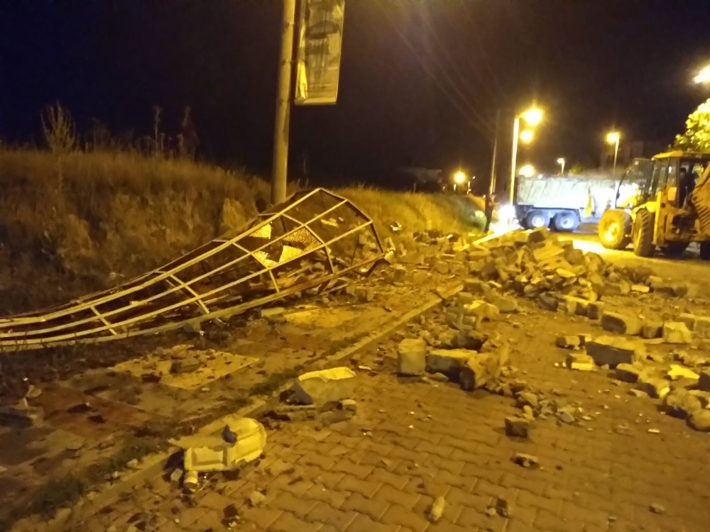 Manisa’da şiddetli fırtına cami minaresini yıktı