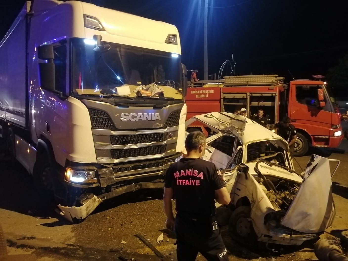Manisa’da tır otomobili biçti: 1’si ağır 2 yaralı