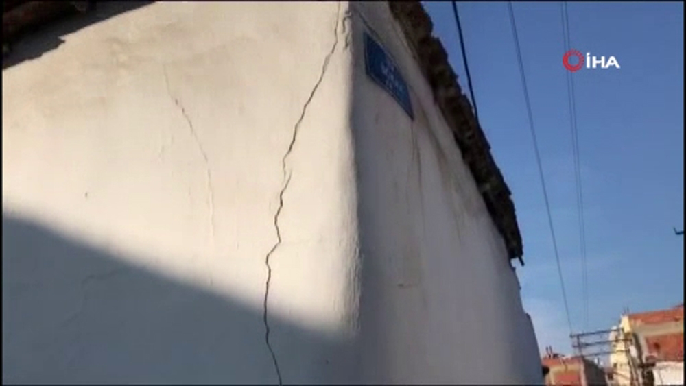 Manisa’daki deprem sonrası binalarda çatlaklar oluştu
