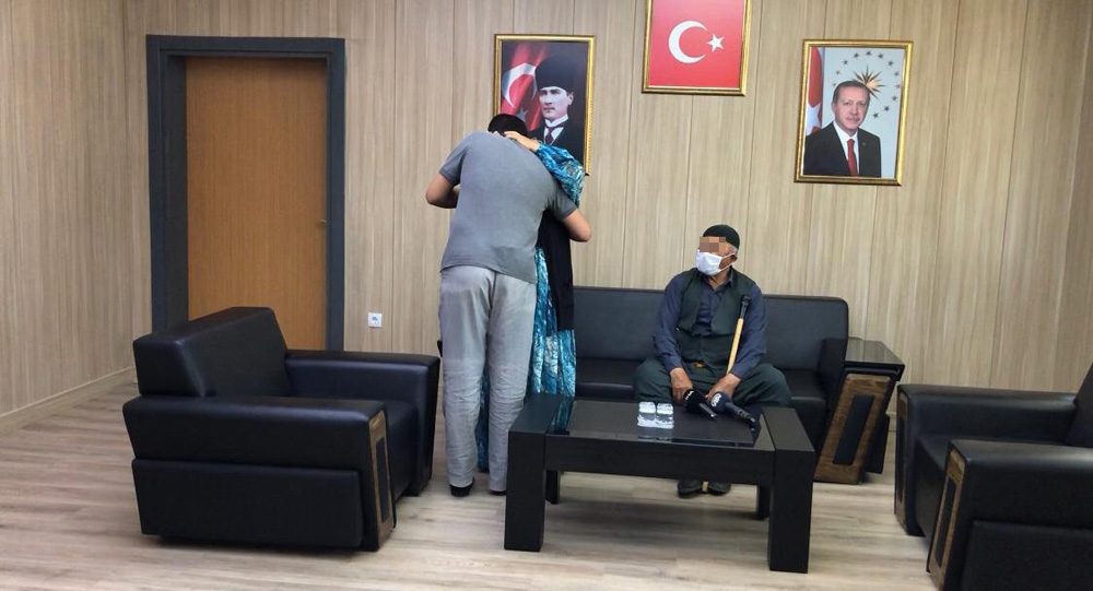 Mardin’de ailesine kavuşan teröristin babası ’Yaşasın Türk Ordusu’ diyerek sevinç çığlıkları attı