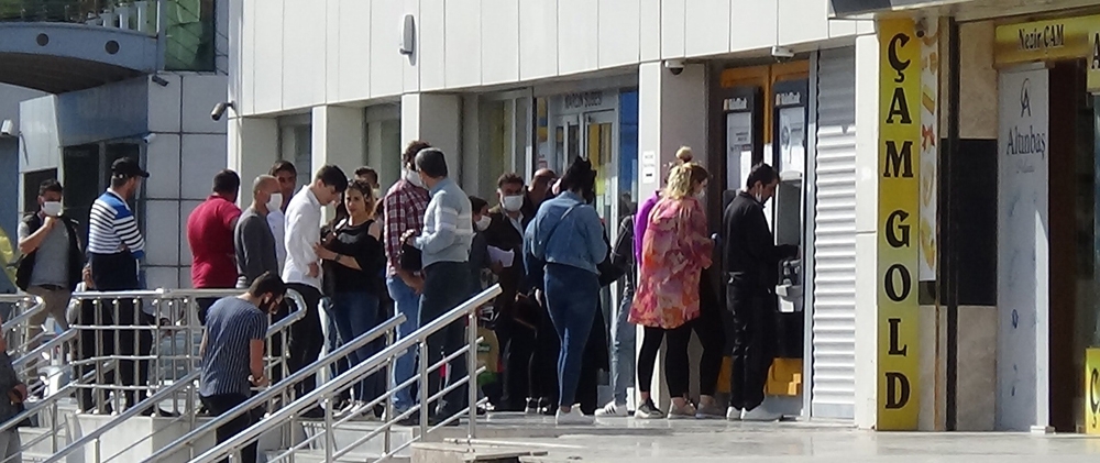 Mardin’de ATM önünde oluşan kuyrukta sosyal mesafe hiçe sayıldı