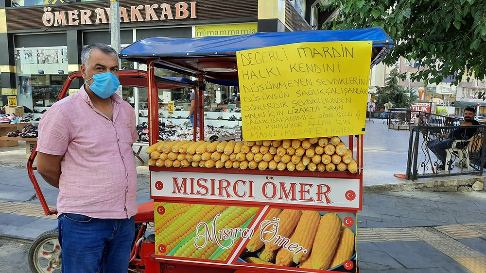 Mardin’de mısır ustasından Sağlık Bakanı Koca ve sağlık çalışanlarına anlamlı destek