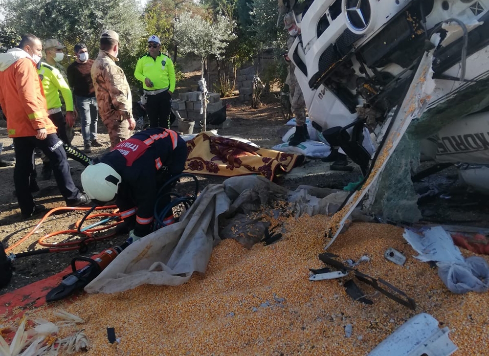 Mardin’de mısır yüklü tır şarampole uçtu: 1 ölü
