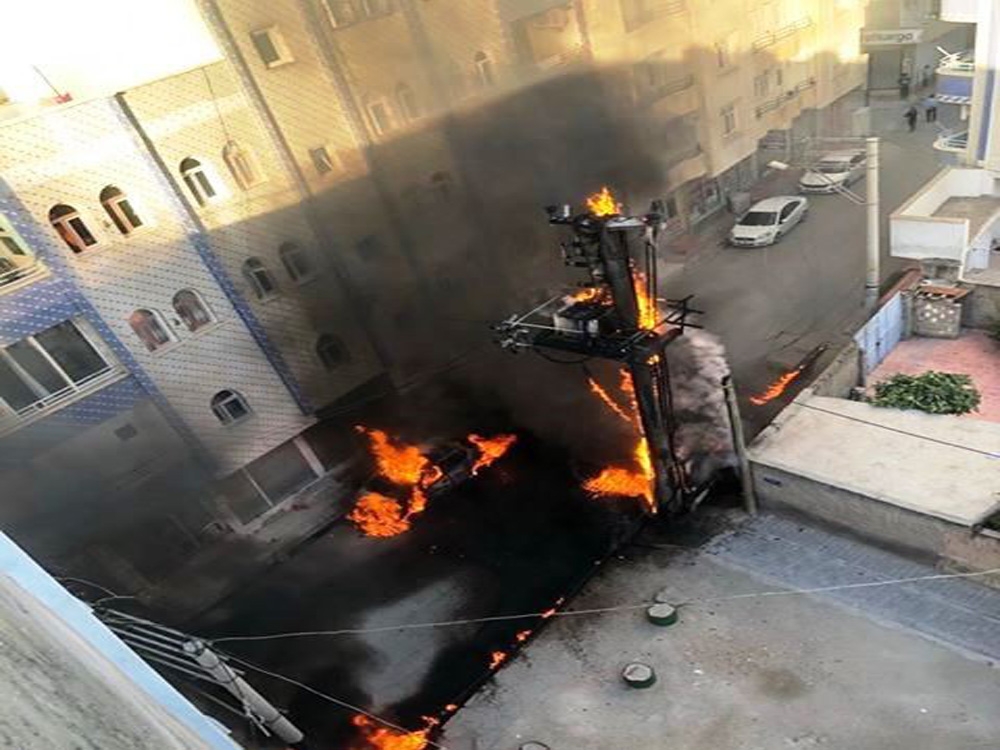 Mardin’de trafo yandı, alevler otomobile sıçradı