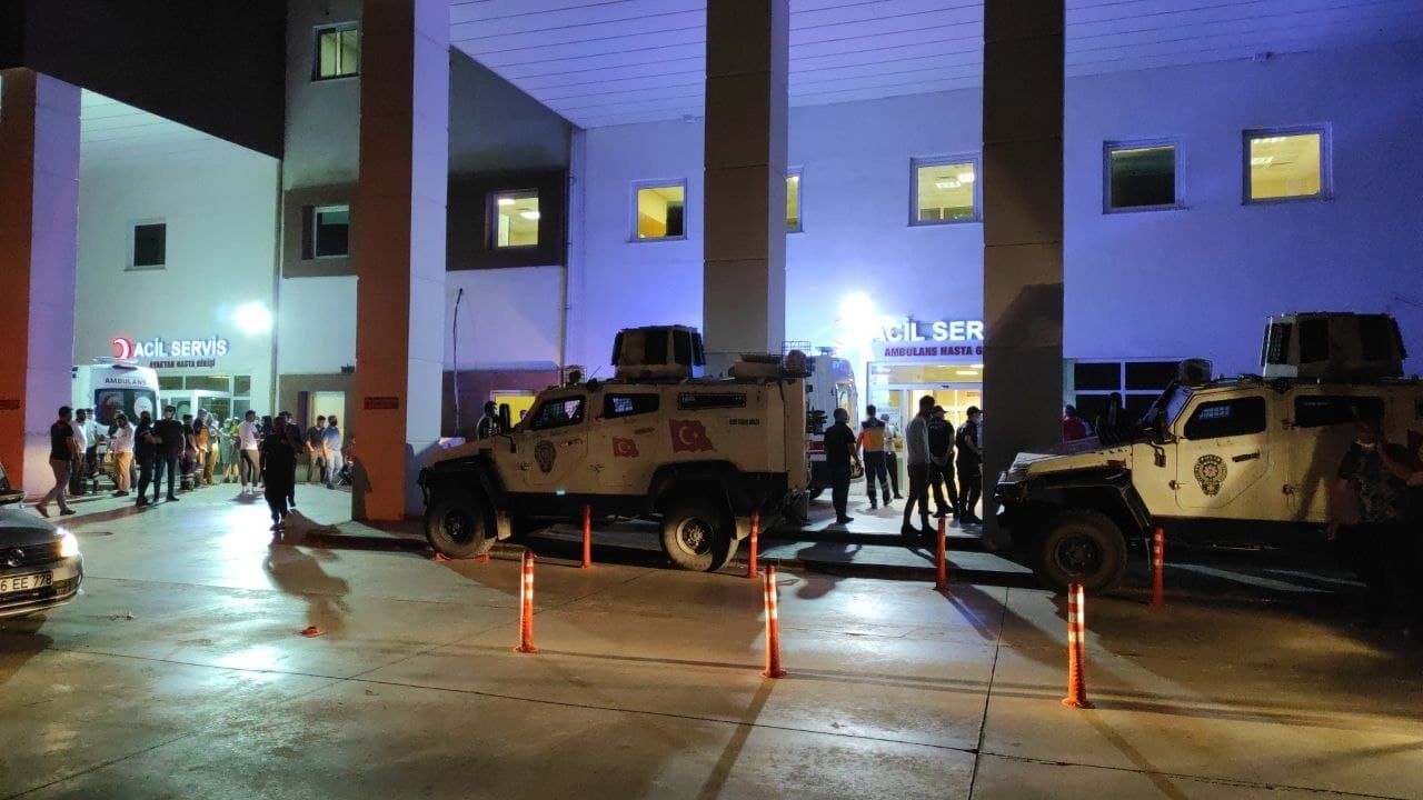Mardin’de yolun karşısına geçmek isteyen 2 öğretmen aracın çarpması sonucu hayatını kaybetti