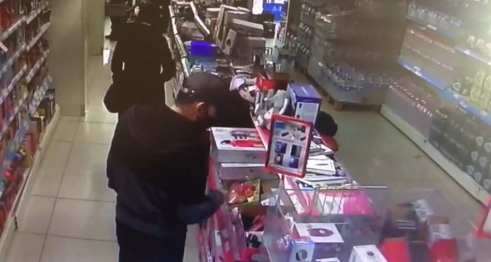 Markete müşteri gibi girdi, telefon çalıp çıktı