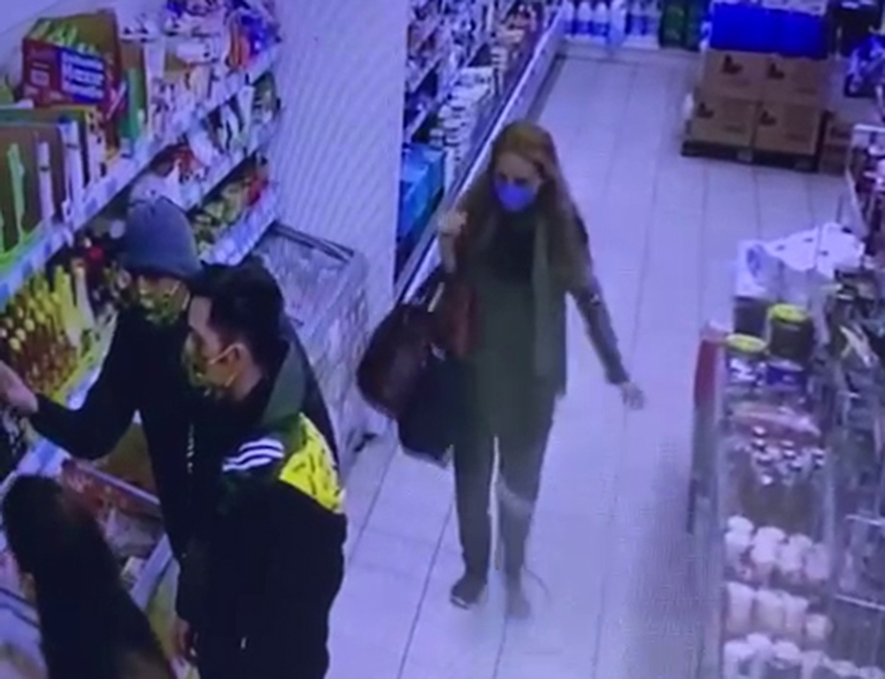 Markette kadın şahsın kaşla göz arasında telefon çaldığı anlar kamerada
