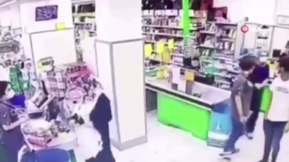 Marketteki kadın çalışanlara yumruklu saldırı anları kamerada