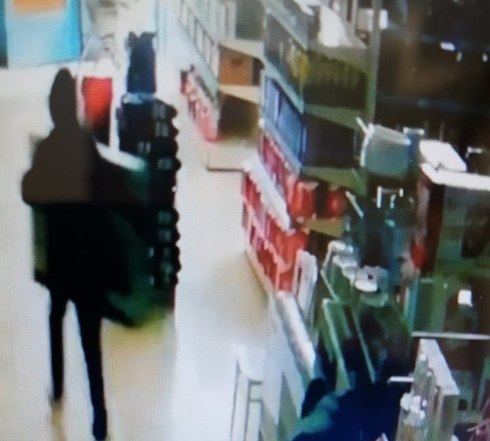 Marketten 22 Saniyede Dev Ekranlı 2 Televizyonu Çaldılar