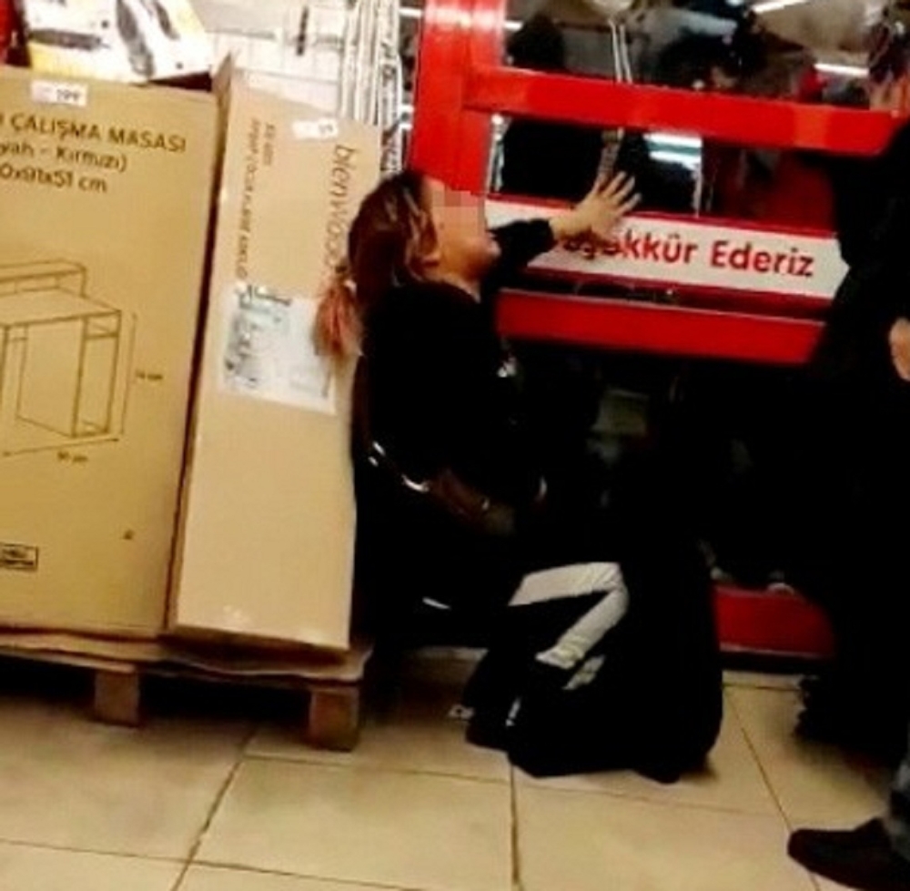 Marketten hırsızlık yapan kadınlar, yakalanınca ortalığı birbirine kattı
