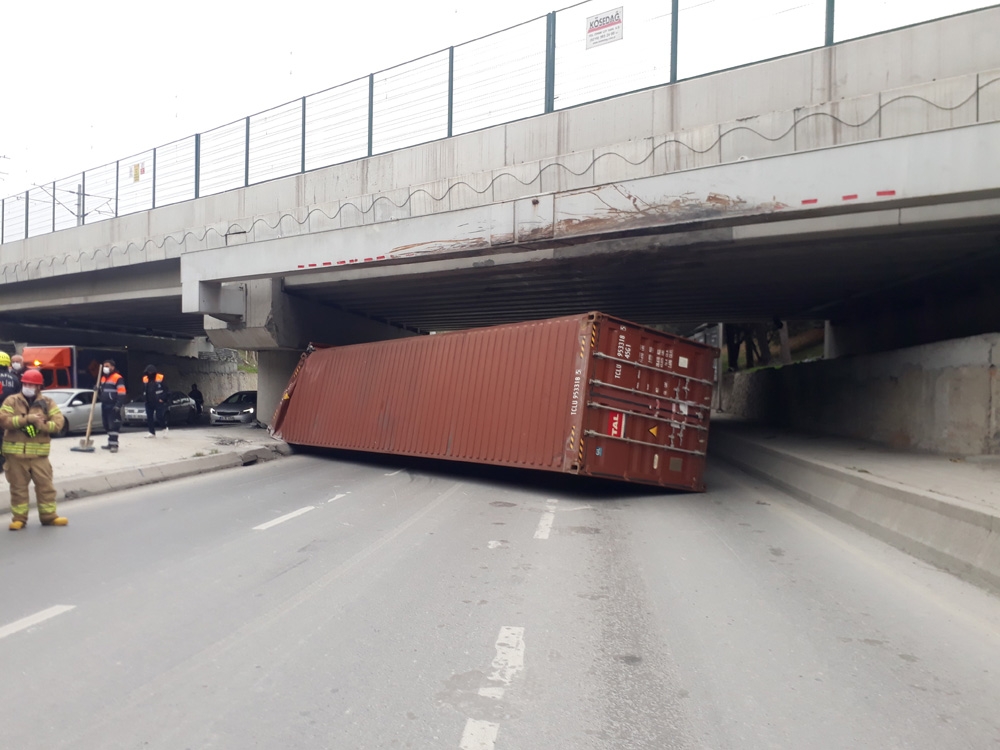 Marmaray köprüsüne çarpan tırın dorsesi yan yattı