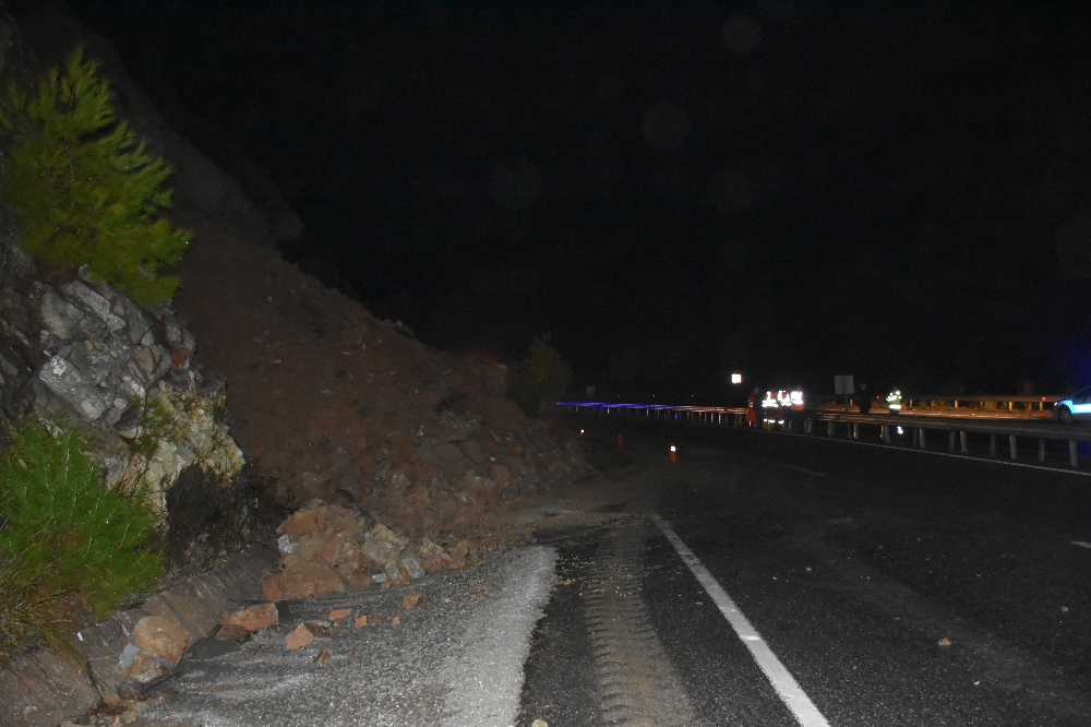 Marmaris’te heyelan, karayolu trafiğe kapandı