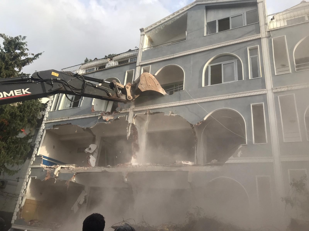 Marmaris’te riskli binaların yıkım işlemleri devam ediyor