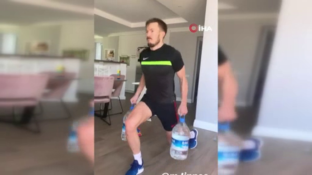 Martin Linnes’ten su şişeleri ile antrenman