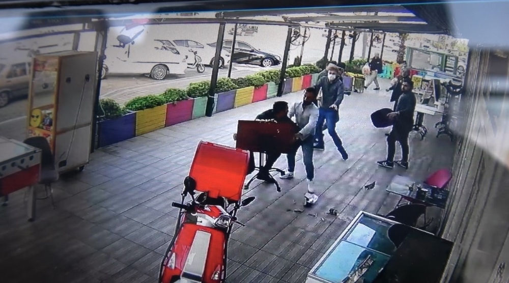 Maske kavgası sosyal mesafe dinlemedi, sandalyeler havada uçuştu