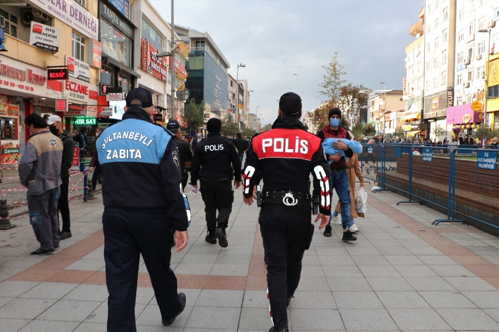 Maske, kurallarına uymayan bin 325 kişiye Sultanbeyli’de 1 milyon 595 bin lira para cezası kesildi