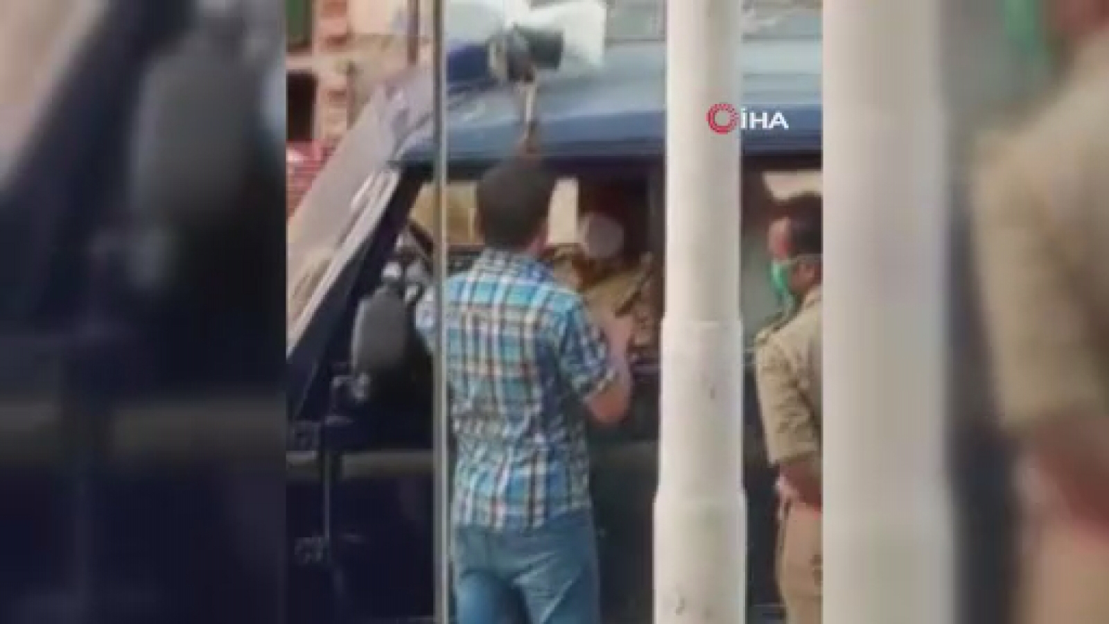 Maske takmadığı için ceza kesen polise tokat attı