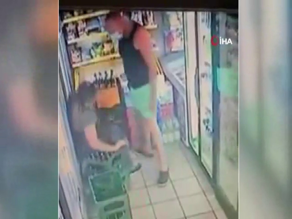 Maske takmadığı için kendisini uyaran kadın çalışana yumruk attı