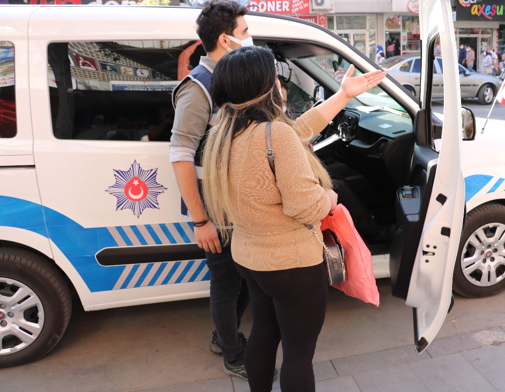 Maske takmayan kadından polise özür