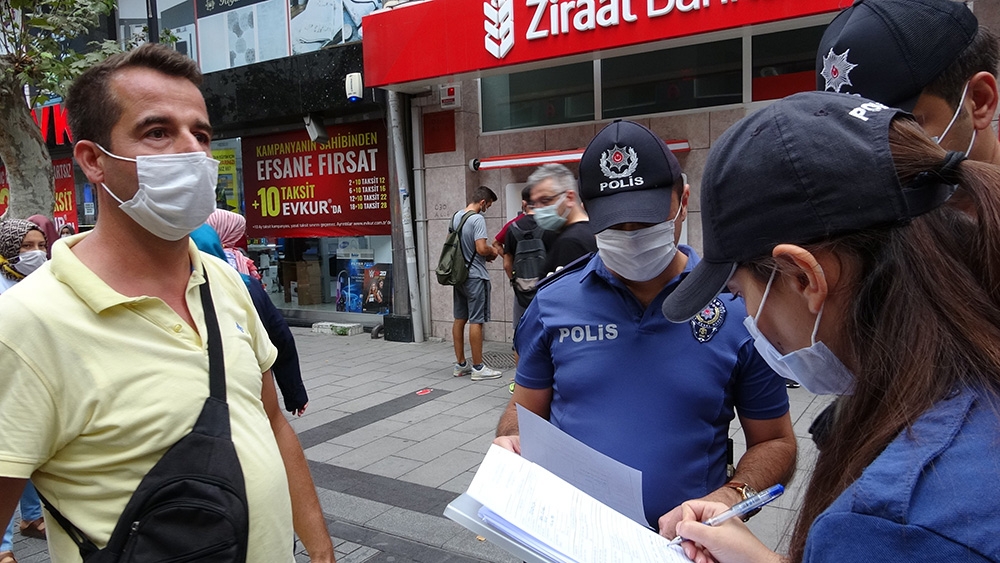 Maske takmayan vatandaştan polise tepki: 