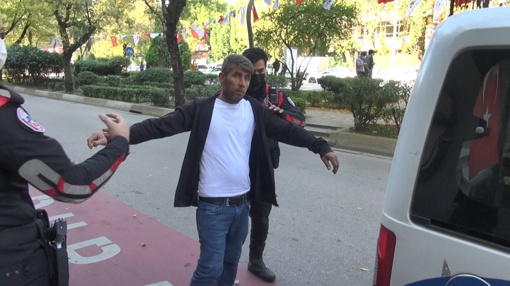 Maske takmayı reddeden şahıs polise direnince gözaltına alındı